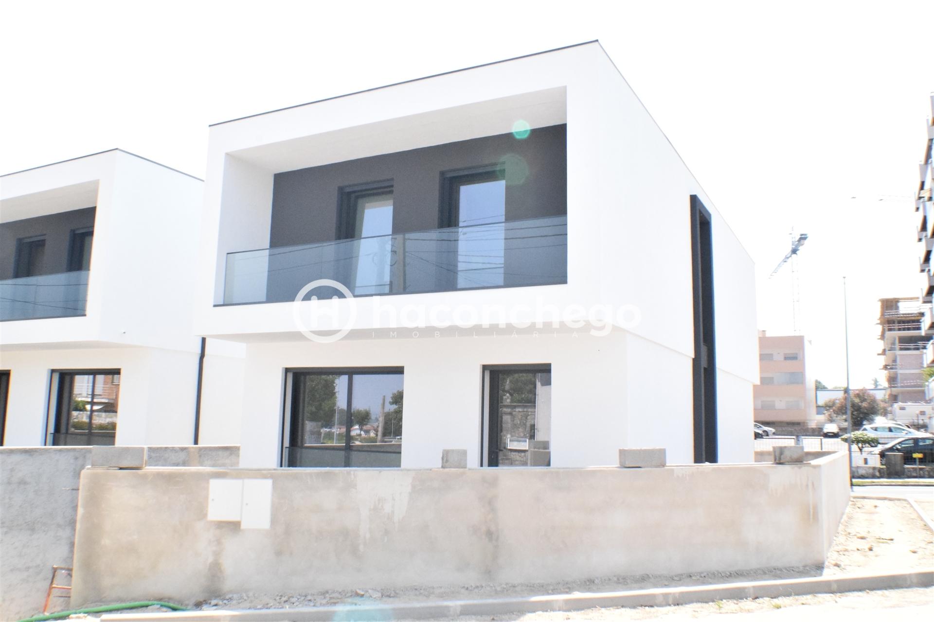 Moradia T3+1 individual nova Vila Boa Barcelos