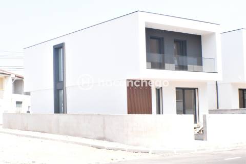 Moradia T3+1 individual nova Vila Boa Barcelos