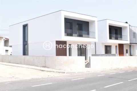 Moradia T3+1 individual nova Vila Boa Barcelos