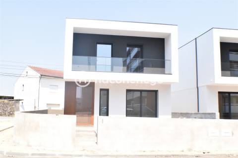 Moradia T3+1 individual nova Vila Boa Barcelos