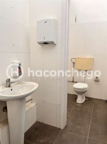 Armazém com 359 m2 para arrendamento em Manhente, Barcelos