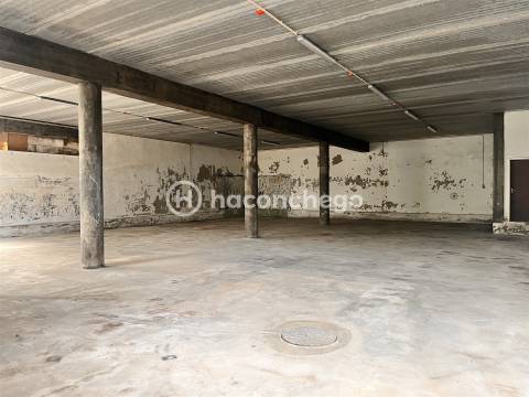 Armazém com 359 m2 para arrendamento em Manhente, Barcelos