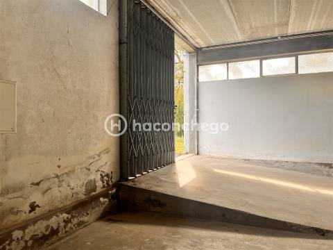 Armazém com 359 m2 para arrendamento em Manhente, Barcelos