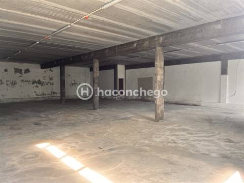 Armazém com 359 m2 para arrendamento em Manhente, Barcelos