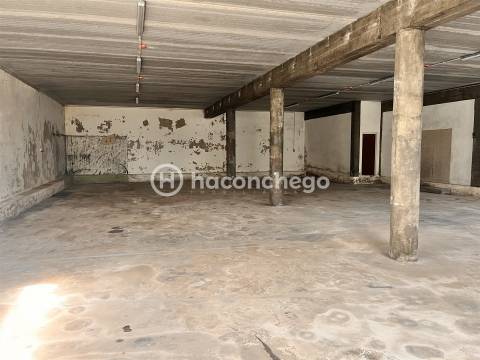 Armazém com 359 m2 para arrendamento em Manhente, Barcelos