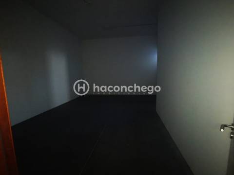 Armazém  Venda em Rio Covo (Santa Eugénia),Barcelos