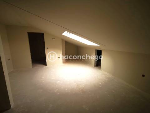 Apartamento T4 duplex com lugar de garagem e equipado Arcozelo Barcelos