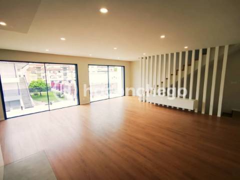Andar moradia T4 duplex com garagem e equipado Arcozelo Barcelos