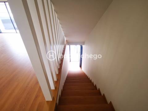 Andar moradia T4 duplex com garagem e equipado Arcozelo Barcelos