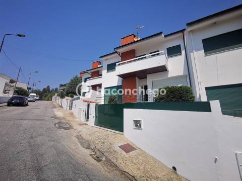 Moradia em banda T4 em Abade de Neiva, Barcelos