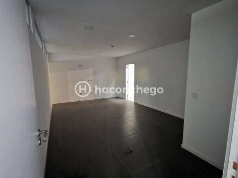 Armazém em Roriz Barcelos para arrendamento