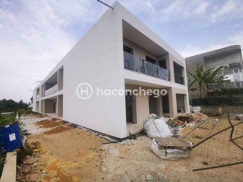 Apartamento T2 com logradouro e garagem Galegos Santa Maria Barcelos