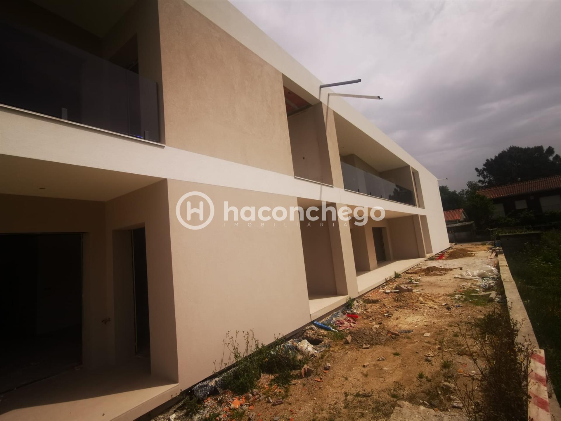 Apartamento T2 com logradouro e garagem Galegos Santa Maria Barcelos