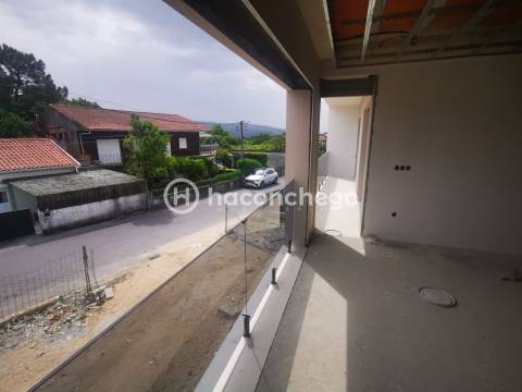 Apartamento T2 com logradouro e garagem Galegos Santa Maria Barcelos