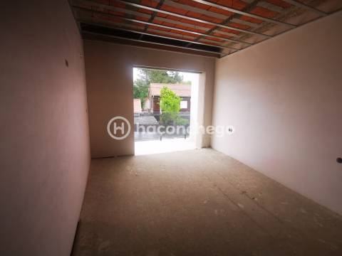 Apartamento T2 com logradouro e garagem Galegos Santa Maria Barcelos