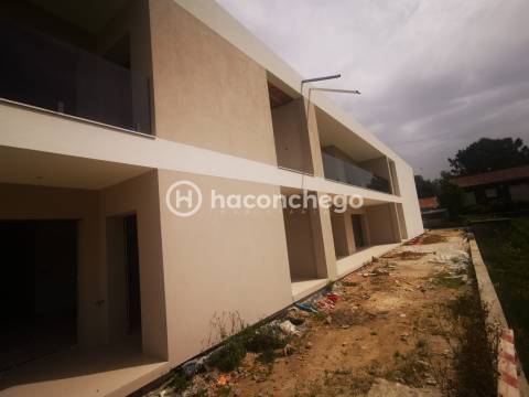 Apartamento T2 com logradouro e garagem Galegos Santa Maria Barcelos