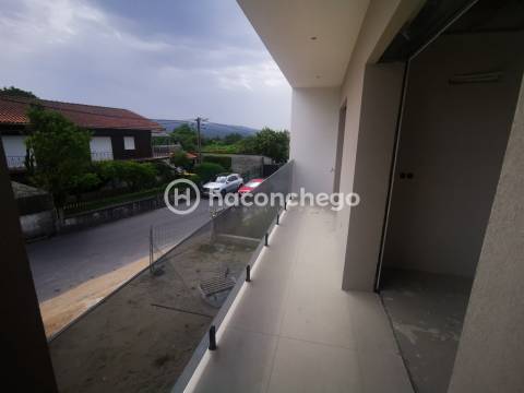 Apartamento T2 com logradouro e garagem Galegos Santa Maria Barcelos
