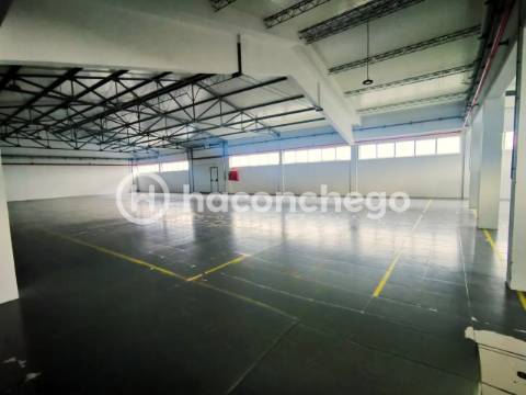 Armazém para arrendar em Lijó Barcelos