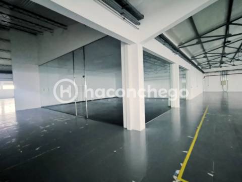 Armazém para arrendar em Lijó Barcelos