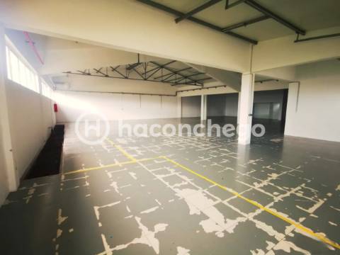 Armazém para arrendar em Lijó Barcelos
