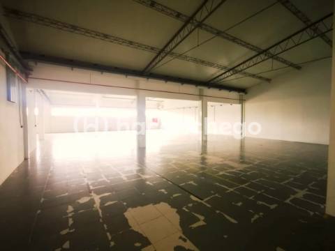 Armazém para arrendar em Lijó Barcelos