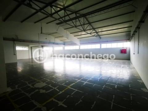 Armazém para arrendar em Lijó Barcelos