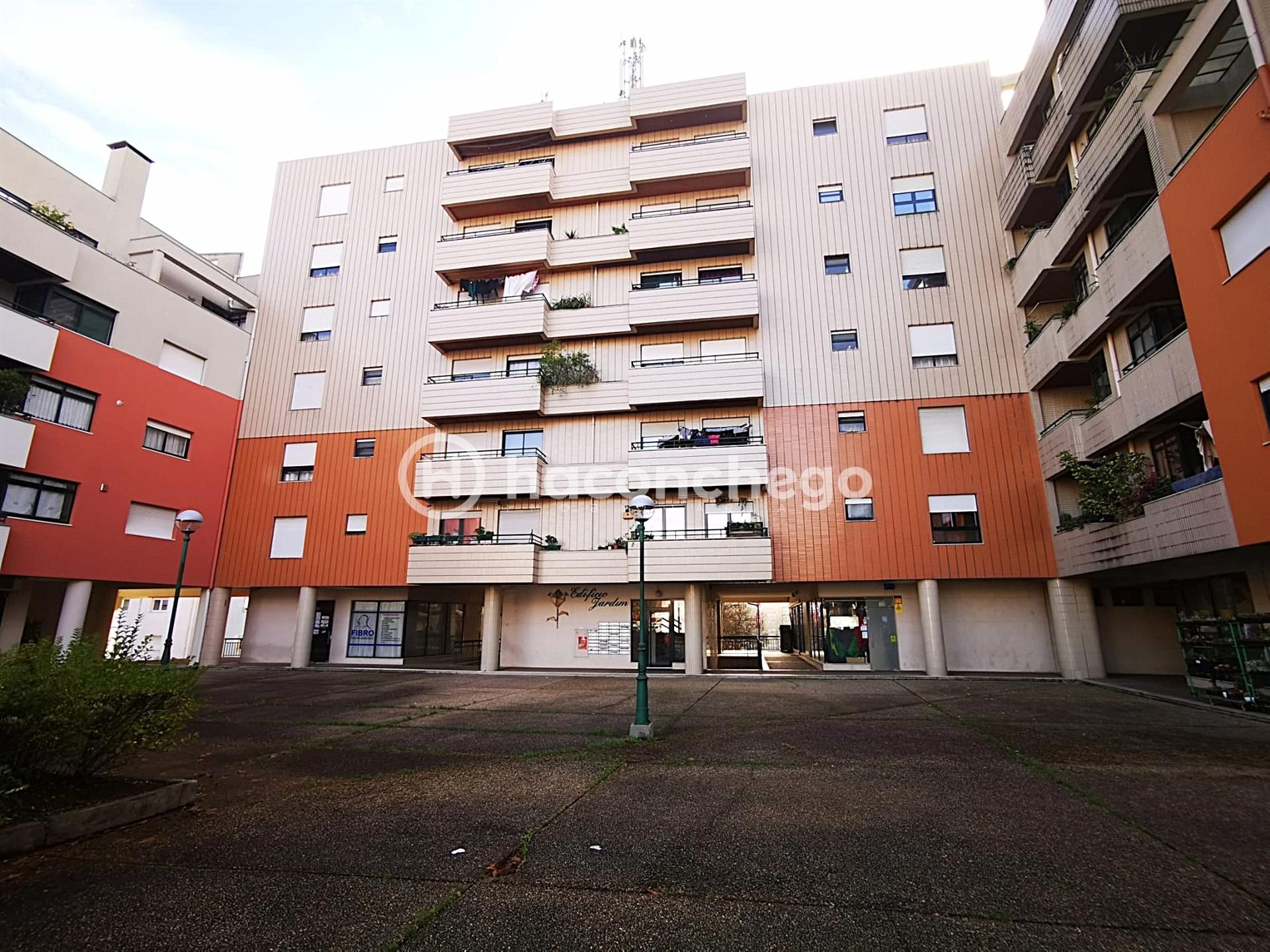 Apartamento T1 para arrendar com garagem em Arcozelo Barcelos
