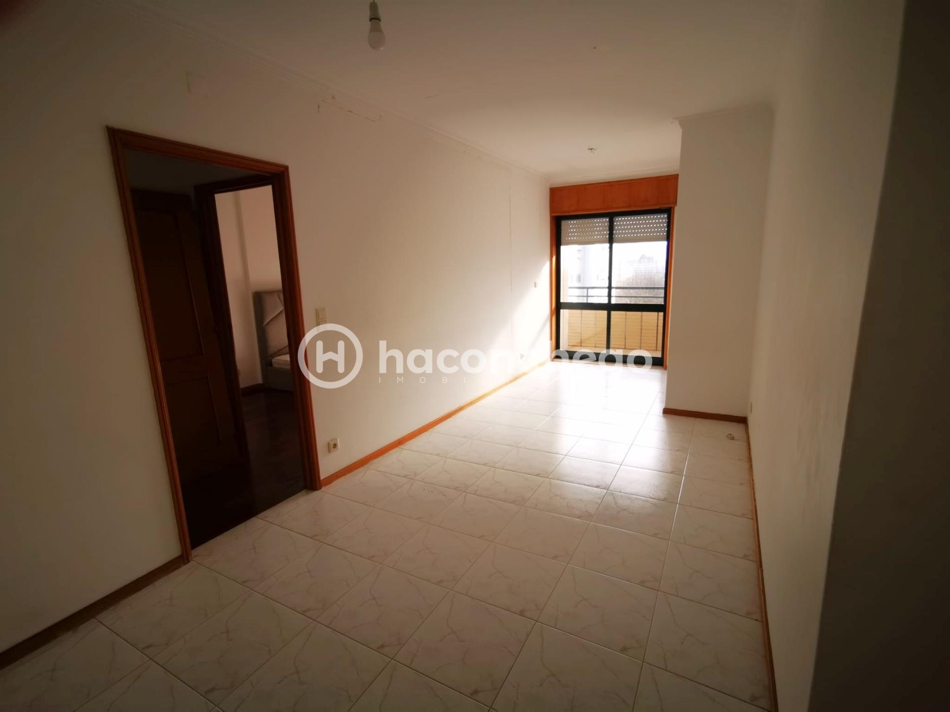 Apartamento T1 para arrendar com garagem em Arcozelo Barcelos