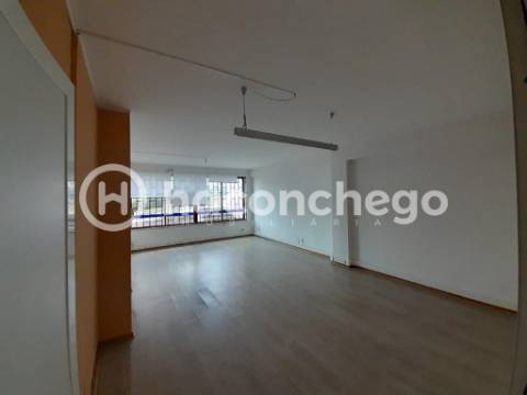 Escritório junto à Escola Secundária de Barcelos