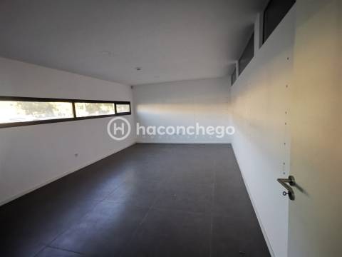 Armazém em Roriz Barcelos para arrendamento