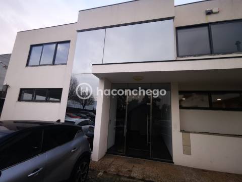 Espaço de escritórios/salas para arrendar em Lijó Barcelos