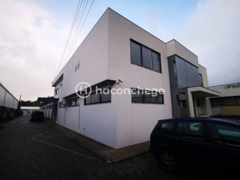 Espaço de escritórios/salas para arrendar em Lijó Barcelos