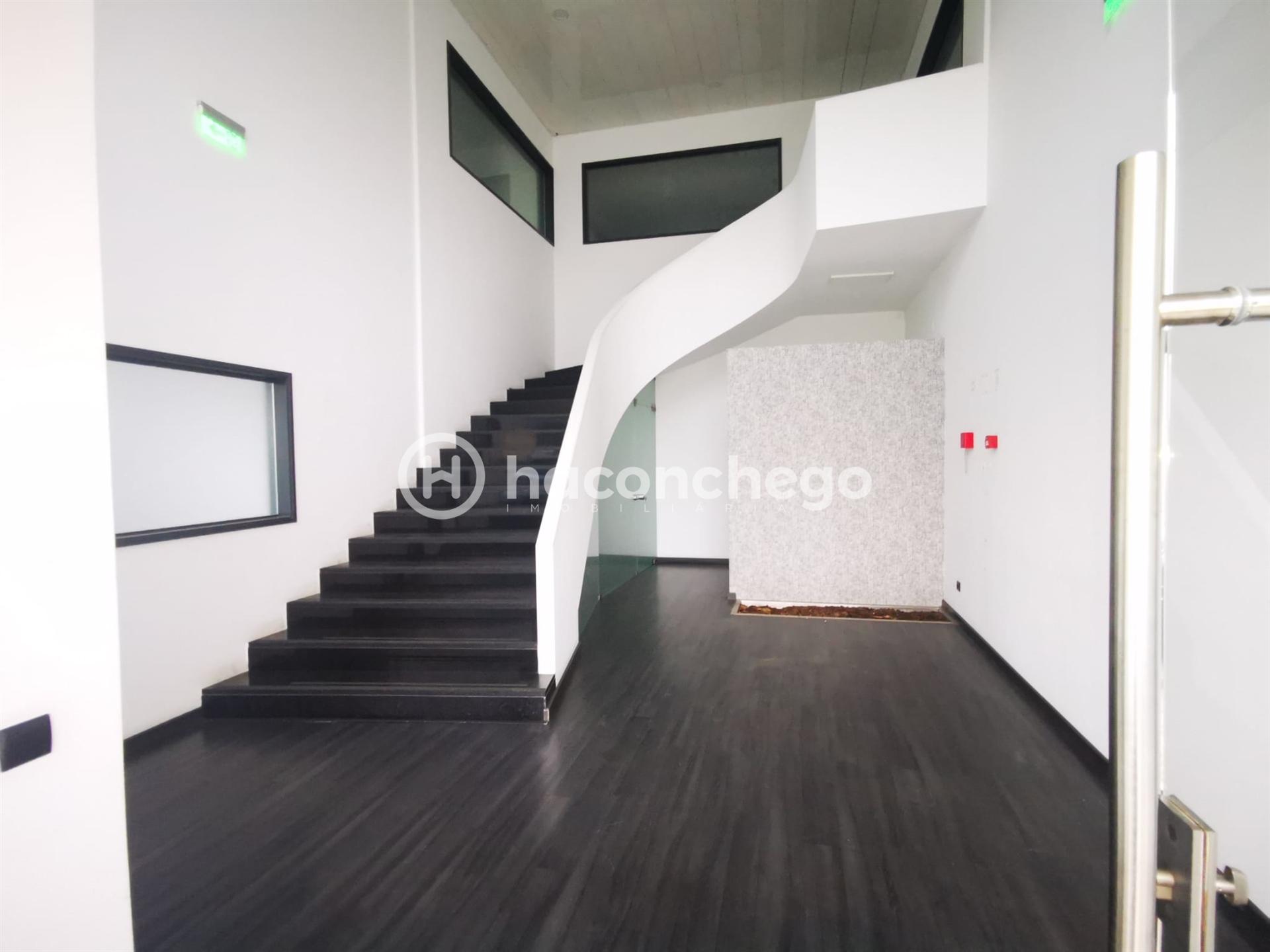 Espaço de escritórios/salas para arrendar em Lijó Barcelos