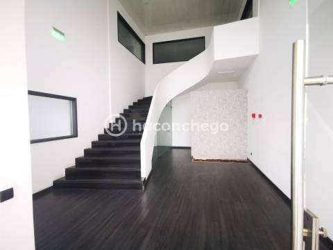 Espaço de escritórios/salas para arrendar em Lijó Barcelos