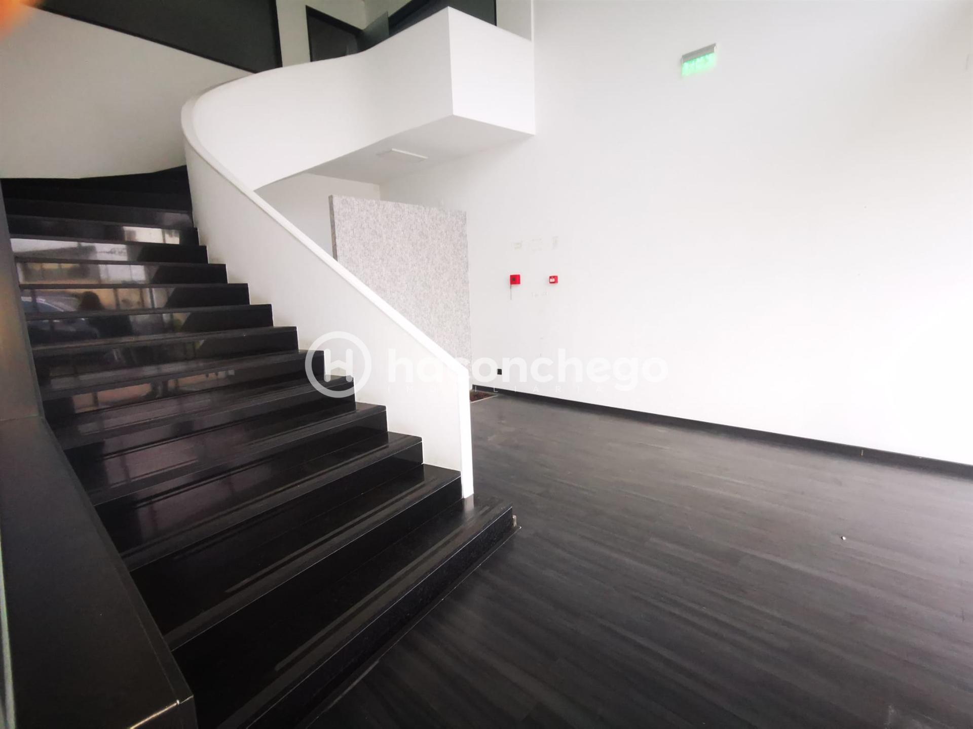 Espaço de escritórios/salas para arrendar em Lijó Barcelos