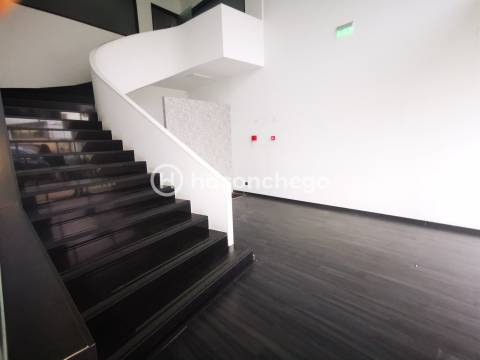 Espaço de escritórios/salas para arrendar em Lijó Barcelos