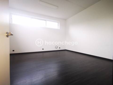 Espaço de escritórios/salas para arrendar em Lijó Barcelos