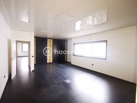 Espaço de escritórios/salas para arrendar em Lijó Barcelos