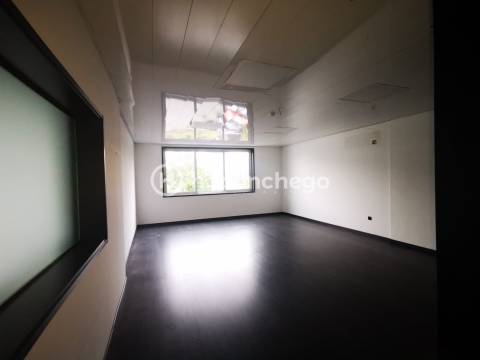 Espaço de escritórios/salas para arrendar em Lijó Barcelos