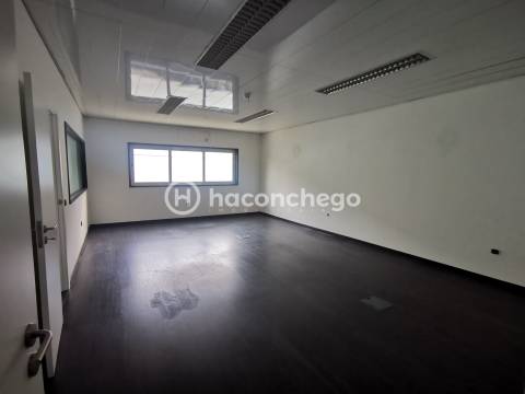 Espaço de escritórios/salas para arrendar em Lijó Barcelos