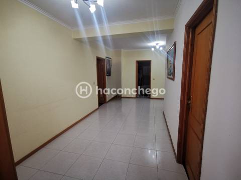Apartamento T2 com varanda em Arcozelo, Barcelos