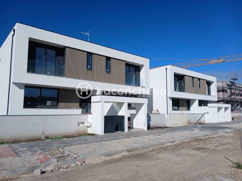 Moradia T3 nova Silva Barcelos