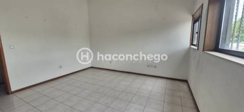 Armazém  Arrendamento em Pousa,Barcelos