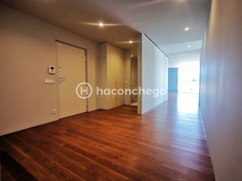 Penthouse T4 de Luxo em Barcelinhos – Totalmente Equipada com equipamentos Haier