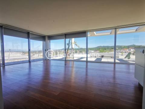 Penthouse T4 de Luxo em Barcelinhos – Totalmente Equipada com equipamentos Haier
