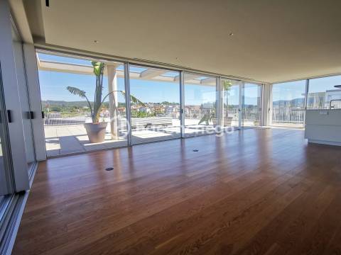 Penthouse T4 de Luxo em Barcelinhos – Totalmente Equipada com equipamentos Haier