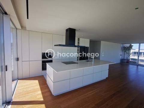 Penthouse T4 de Luxo em Barcelinhos – Totalmente Equipada com equipamentos Haier