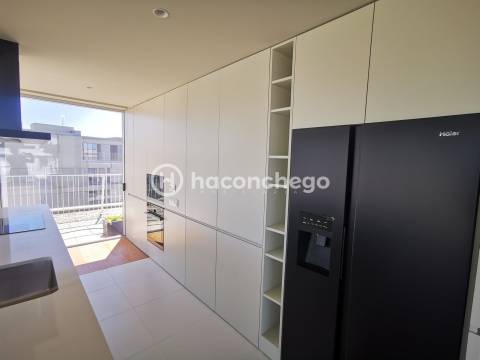 Penthouse T4 de Luxo em Barcelinhos – Totalmente Equipada com equipamentos Haier