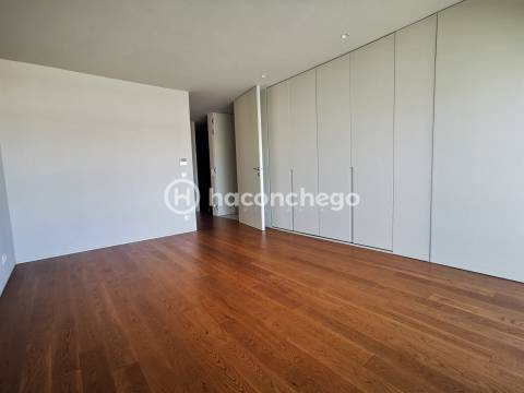 Penthouse T4 de Luxo em Barcelinhos – Totalmente Equipada com equipamentos Haier
