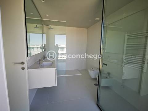 Penthouse T4 de Luxo em Barcelinhos – Totalmente Equipada com equipamentos Haier